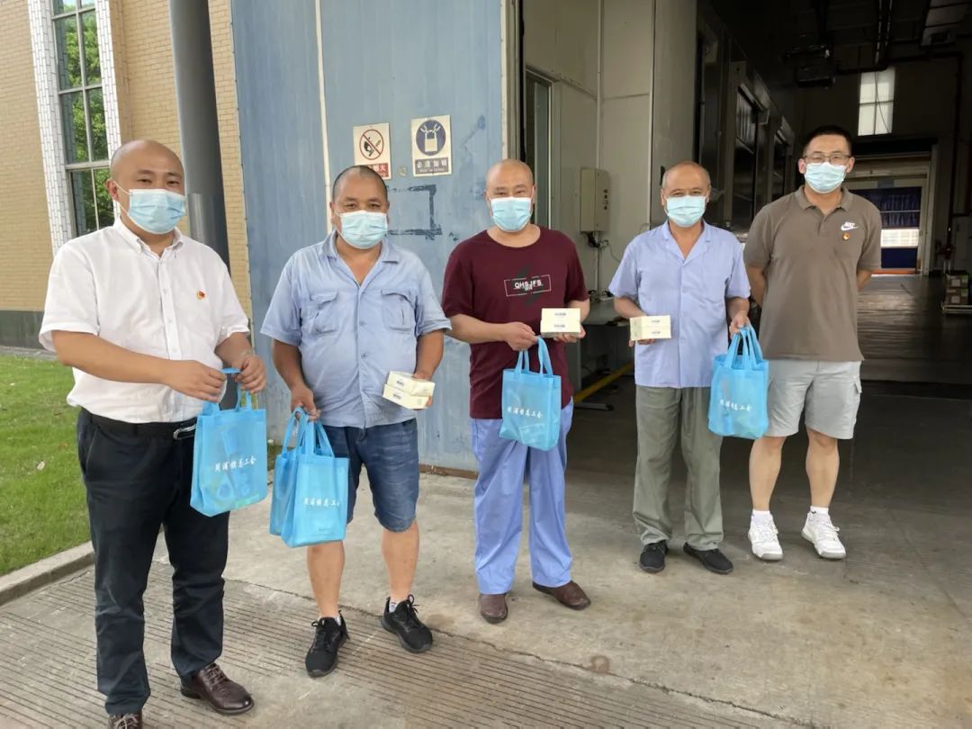 高温坚守迎“烤”验，慰问一线送清凉！