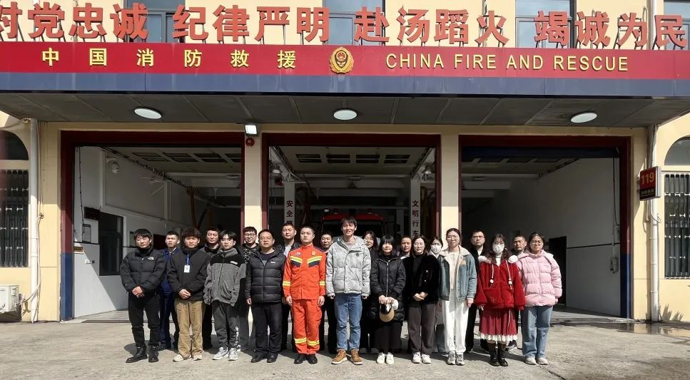 鸿运国际药业员工探访体验周浦消防救援站